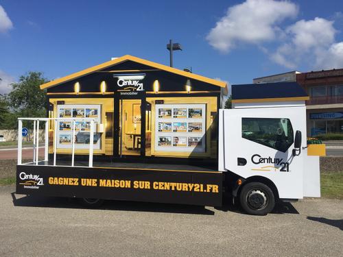 La caravane du Tour de France entourée des collaborateurs Century 21