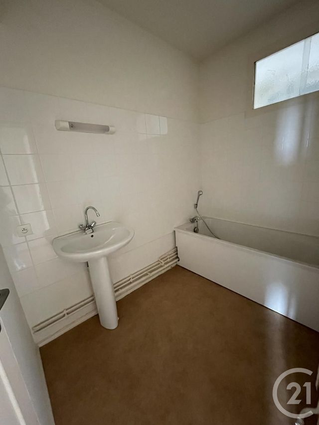 Afficher la photo en grand Appartement F4 à louer - 4 pièces - 79.43 m2 - VILLEFRANCHE SUR SAONE - 69 - RHONE-ALPES - Century 21 Coquillat Immobilier