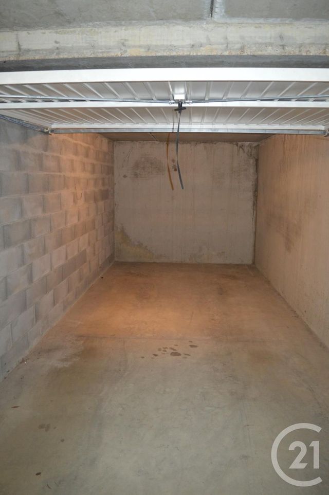 Afficher la photo en grand parking à louer - 15.0 m2 - VILLEFRANCHE SUR SAONE - 69 - RHONE-ALPES - Century 21 Coquillat Immobilier