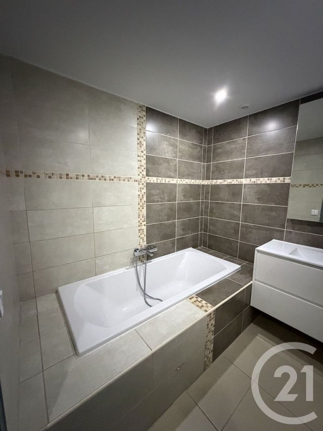 maison à louer - 5 pièces - 113.0 m2 - VILLEFRANCHE SUR SAONE - 69 - RHONE-ALPES - Century 21 Coquillat Immobilier